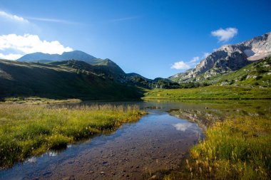 Dağ Gölü. Dağ zirveleri suya yansır.