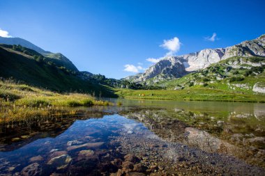 Dağ Gölü. Dağ zirveleri suya yansır.