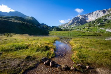 Dağ Gölü. Dağ zirveleri suya yansır.