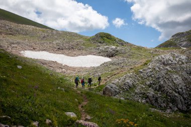 Akşamları Kafkasya Dağları 'nın haşin manzarası