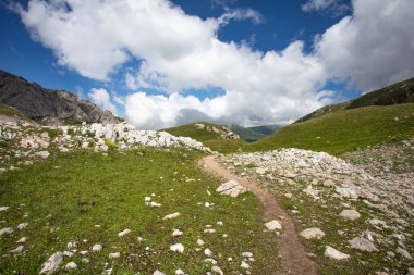 Akşamları Kafkasya Dağları 'nın haşin manzarası