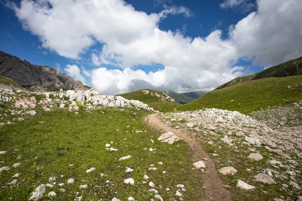 Akşamları Kafkasya Dağları 'nın haşin manzarası
