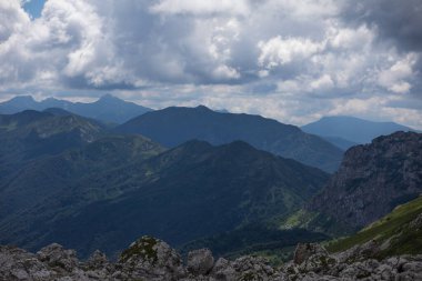 Akşamları Kafkasya Dağları 'nın haşin manzarası