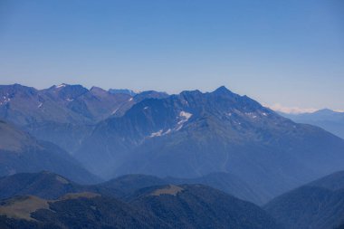 Sonu gelmeyen dağ sıralarını gün ışığında görmek