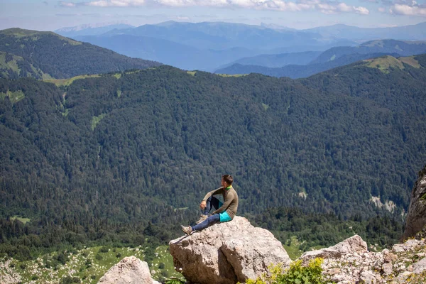 Ung Man Toppen Berget Beundrar Panorama Över Bergen — Stockfoto