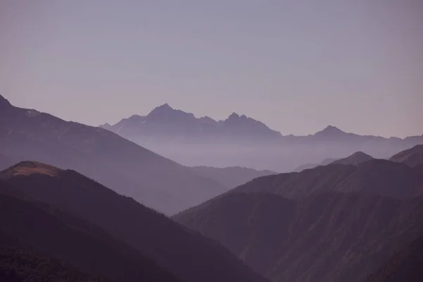 在一天的薄雾中俯瞰无尽的山脉 — 图库照片