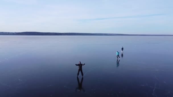 Вид Зверху Повітря Групу Друзів Катаються Ковзанах Відкритому Повітрі Замерзлому — стокове відео