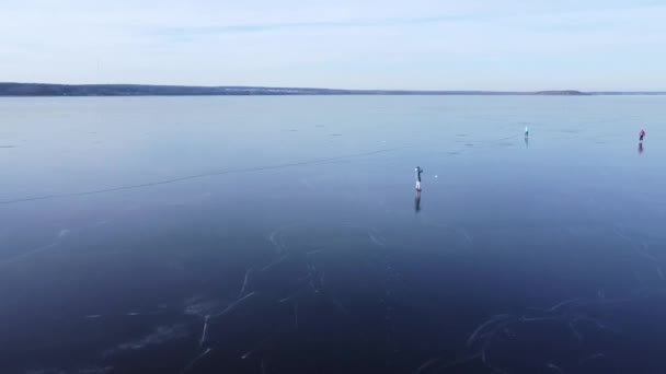 Vista Aerea Dall Alto Gruppo Amici Che Pattinano Sul Ghiaccio — Video Stock