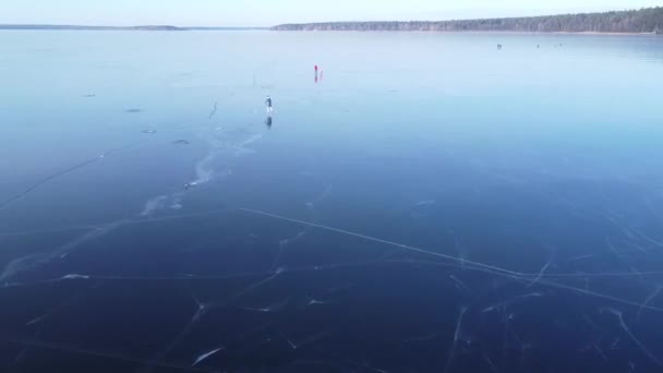 Vista Aérea Grupo Amigos Patinando Sobre Hielo Aire Libre Tanque — Vídeos de Stock