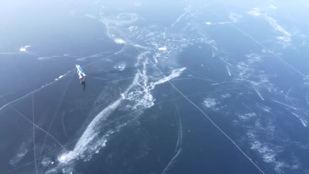 Letecký Pohled Shora Skupinu Přátel Bruslení Venku Zamrzlé Vodní Nádrži — Stock video