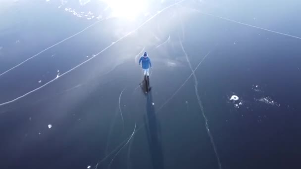 Aerial Top Dziewczyna Jeździ Zamarzniętym Jeziorze Słoneczny Mroźny Zimowy Dzień — Wideo stockowe