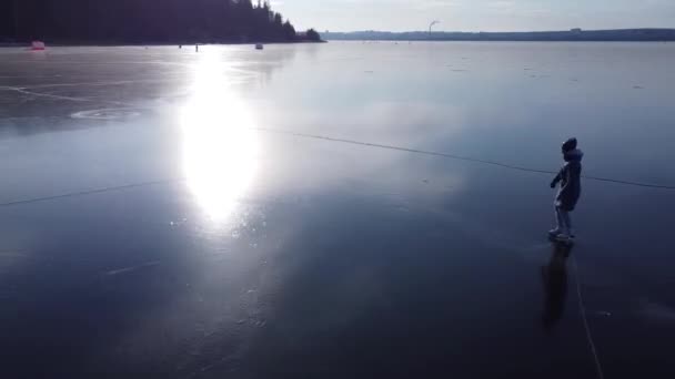 Ein Mädchen Läuft Auf Einem Zugefrorenen See Schlittschuh Sonniger Frostiger — Stockvideo