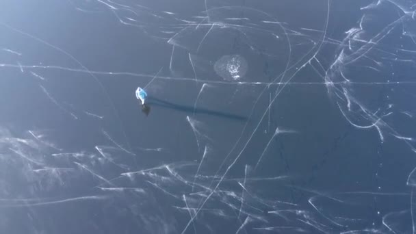 Een Meisje Schaatst Een Bevroren Meer Zonnige Ijzige Winterdag Vrouw — Stockvideo