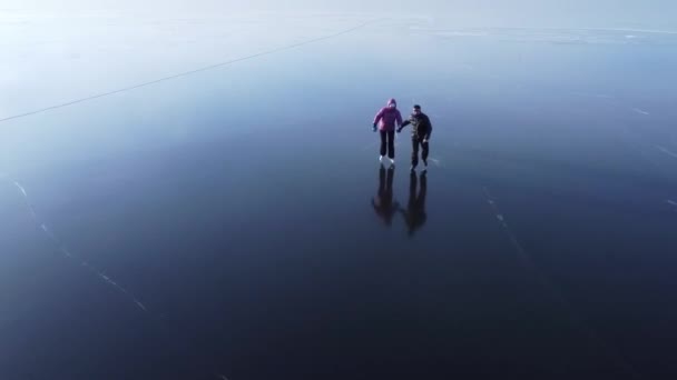 Luftaufnahme Eines Mannes Der Seiner Freundin Beibringt Winter Auf Einem — Stockvideo