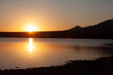 Bir dağ gölünde şaşırtıcı derecede güzel bir gün batımı