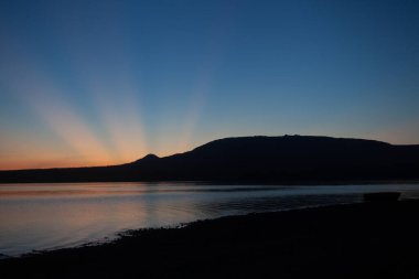 Bir dağ gölünde şaşırtıcı derecede güzel bir gün batımı