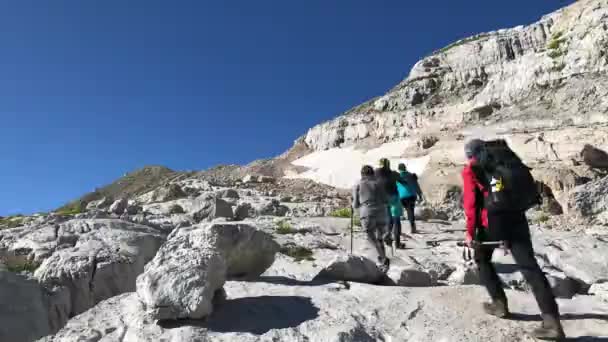 Группа Туристов Отправляется Путешествие Горы Люди Поднимаются Самый Верх — стоковое видео