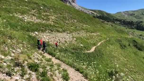 Eine Gruppe Touristen Macht Einen Ausflug Die Berge Menschen Klettern — Stockvideo