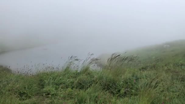 Timelapse Niebla Las Montañas Despeja Las Montañas Son Visibles Por — Vídeos de Stock
