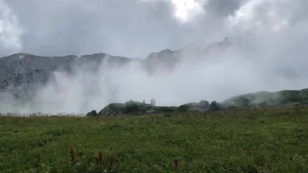 Timelapse Brouillard Dans Les Montagnes Dissipe Les Montagnes Sont Visibles — Video