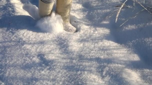 ブーツの下から雪が飛ぶ 輝く雪のスローモーション — ストック動画