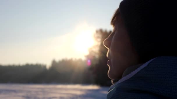 Junge Frau Bläst Einem Sonnigen Wintertag Dampf Aus Ihrem Mund — Stockvideo