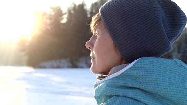 Junge Frau Bläst Einem Sonnigen Wintertag Dampf Aus Ihrem Mund — Stockvideo