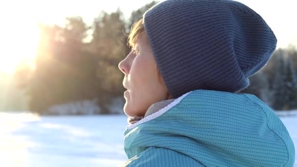 Junge Frau Bläst Einem Sonnigen Wintertag Dampf Aus Ihrem Mund — Stockvideo