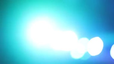 Gece kulübündeki bir partide dans eden insanların bulanık siluetleri. Yumuşak odaklanma, yavaş çekim. Neon ışıklı bir parti. Bu gece iyi eğlenceler. Dans etkinliği