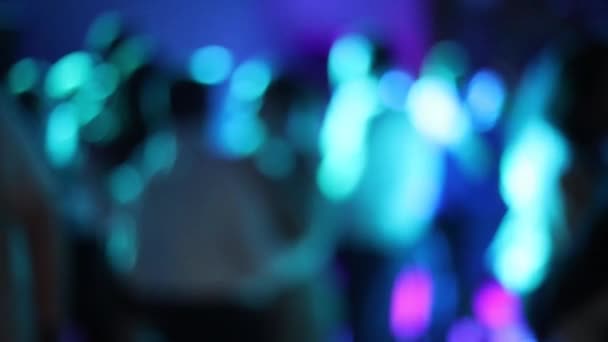 在夜总会的聚会上跳舞的人们模糊的轮廓 慢动作 用霓虹灯的派对祝你今晚愉快舞蹈活动 — 图库视频影像