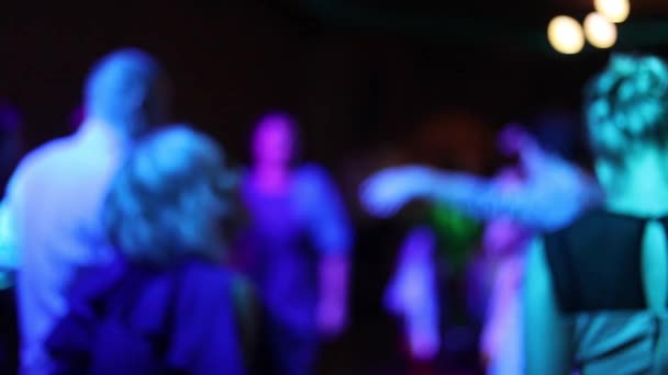 Siluete Neclare Oameni Dansând Petrecere Într Club Noapte Concentrare Moale — Videoclip de stoc