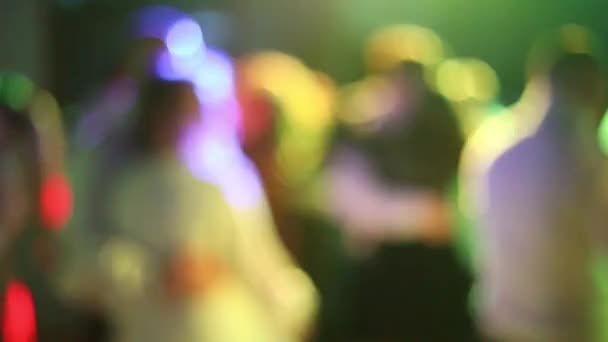 Silhuetas Borradas Pessoas Dançando Uma Festa Uma Boate Foco Suave — Vídeo de Stock