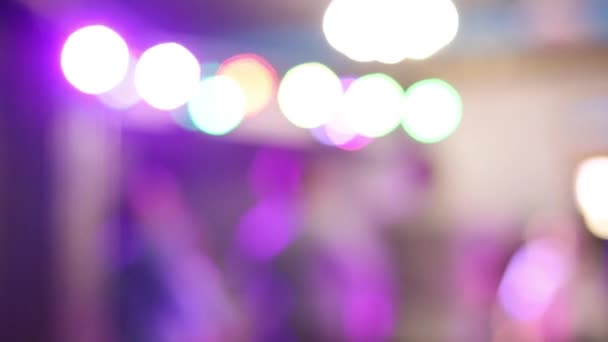 在夜总会的聚会上跳舞的人们模糊的轮廓 慢动作 用霓虹灯的派对祝你今晚愉快舞蹈活动 — 图库视频影像