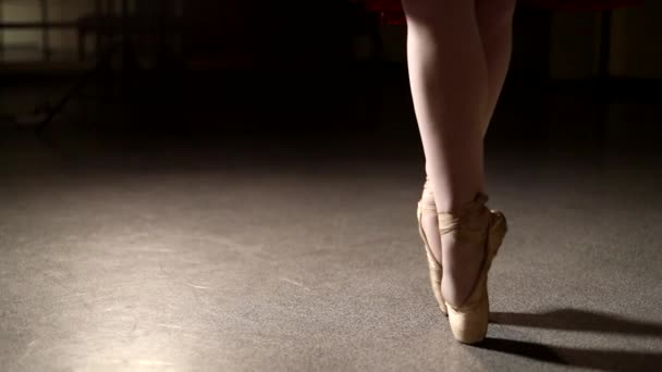 Close Van Een Ballerina Als Oefeningen Uitvoert Een Donker Podium — Stockvideo