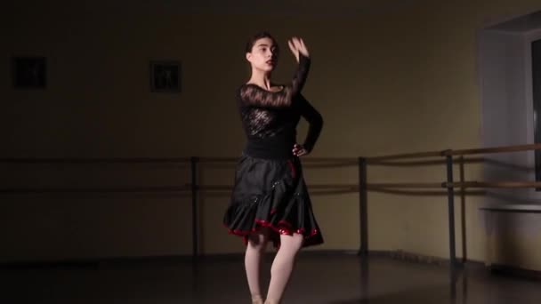 Baletnica Mody Tańczy Zajęciach Baletu Dziewczyna Wykonuje Kroki Taneczne Kostiumie — Wideo stockowe