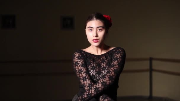 Bailarina Moda Bailando Una Clase Ballet Oscuro Chica Realiza Pasos — Vídeo de stock
