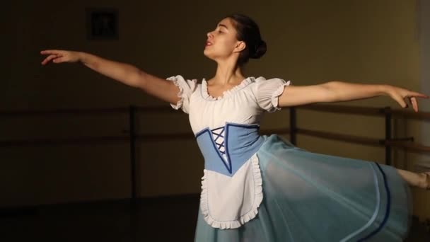 Bailarina Moda Bailando Una Clase Ballet Oscuro Chica Realiza Pasos — Vídeos de Stock
