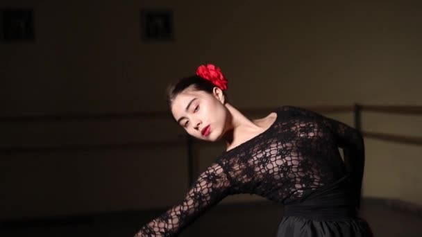 Μπαλαρίνα Μόδας Χορεύει Ένα Σκοτεινό Μάθημα Μπαλέτου Κορίτσι Εκτελεί Βήματα — Αρχείο Βίντεο