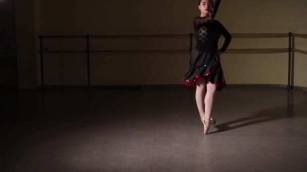 Ballerina Moda Che Balla Una Classe Danza Oscura Ragazza Esegue — Video Stock