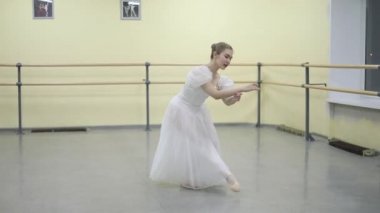 Hafif dans sınıfında klasik balenin dans eden zarif genç balerin unsurları. Güzel, genç bir balerin. Stüdyoda bale çalışması.