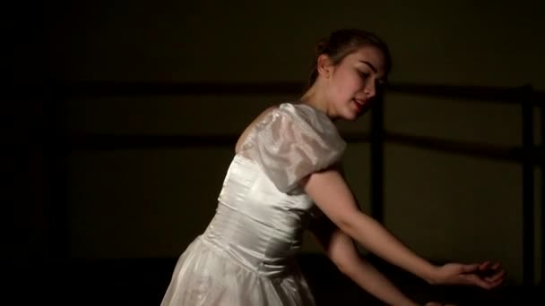 Młoda Baletnica Pełna Wdzięku Tańczące Elementy Klasycznego Baletu Ciemności Światłem — Wideo stockowe