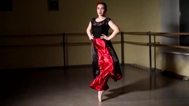 背景に光と暗闇の中で古典的なバレエの若い優雅なバレリーナのダンス要素 暗闇の中で美しい若いバレリーナ スタジオでのバレエ練習 — ストック動画