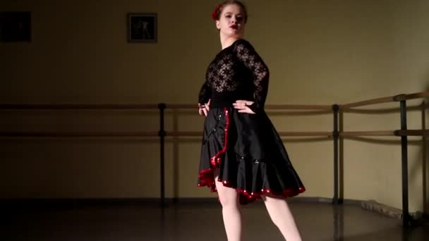 Joven Bailarina Elegante Bailando Elementos Ballet Clásico Oscuridad Con Luz — Vídeo de stock