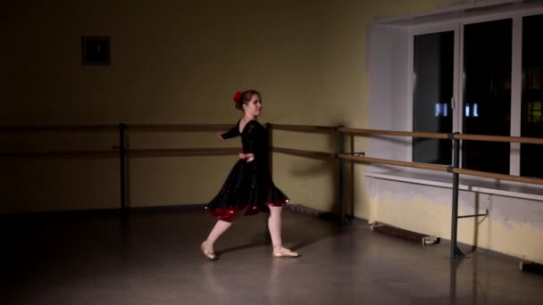 Joven Bailarina Elegante Bailando Elementos Ballet Clásico Oscuridad Con Luz — Vídeos de Stock