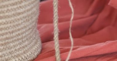 Kadın, çevre dostu malzemelerden örgü örüyor. Ev dekorasyonu için jüt iplik. Ev hobisi kalın duvarlı halat sepetleri örmek. İç mekanda el işi. Örgü jüt ve ip sepetleri..