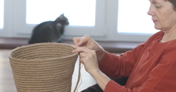 Mujer Está Tejiendo Materiales Respetuosos Con Medio Ambiente Fibra Yute — Vídeo de stock