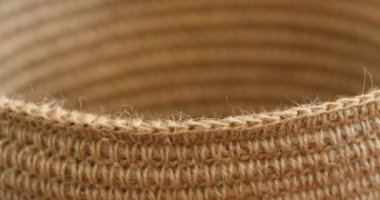 Kadın, çevre dostu malzemelerden örgü örüyor. Ev dekorasyonu için jüt iplik. Ev hobisi kalın duvarlı halat sepetleri örmek. İç mekanda el işi. Örgü jüt ve ip sepetleri..