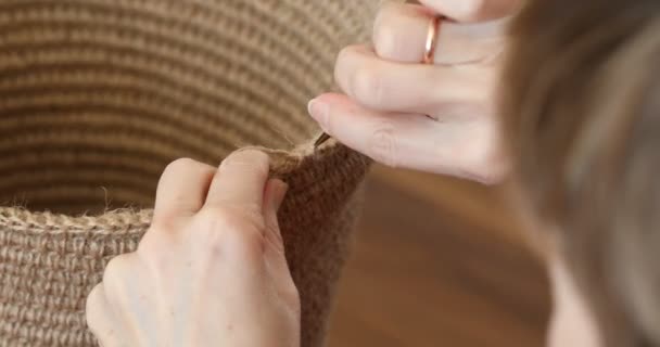 Mujer Está Tejiendo Materiales Respetuosos Con Medio Ambiente Fibra Yute — Vídeos de Stock