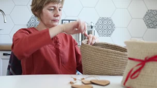 Kvinnan Virkar Från Miljövänliga Material Jute Fiber För Heminredning Hemma — Stockvideo