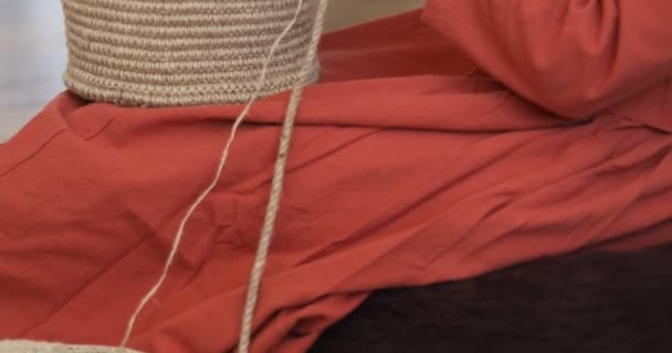 Kvinnan Virkar Från Miljövänliga Material Jute Fiber För Heminredning Hemma — Stockvideo